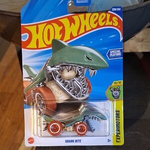 HOT WHEELS TREASURE HUNT SHARK BITE